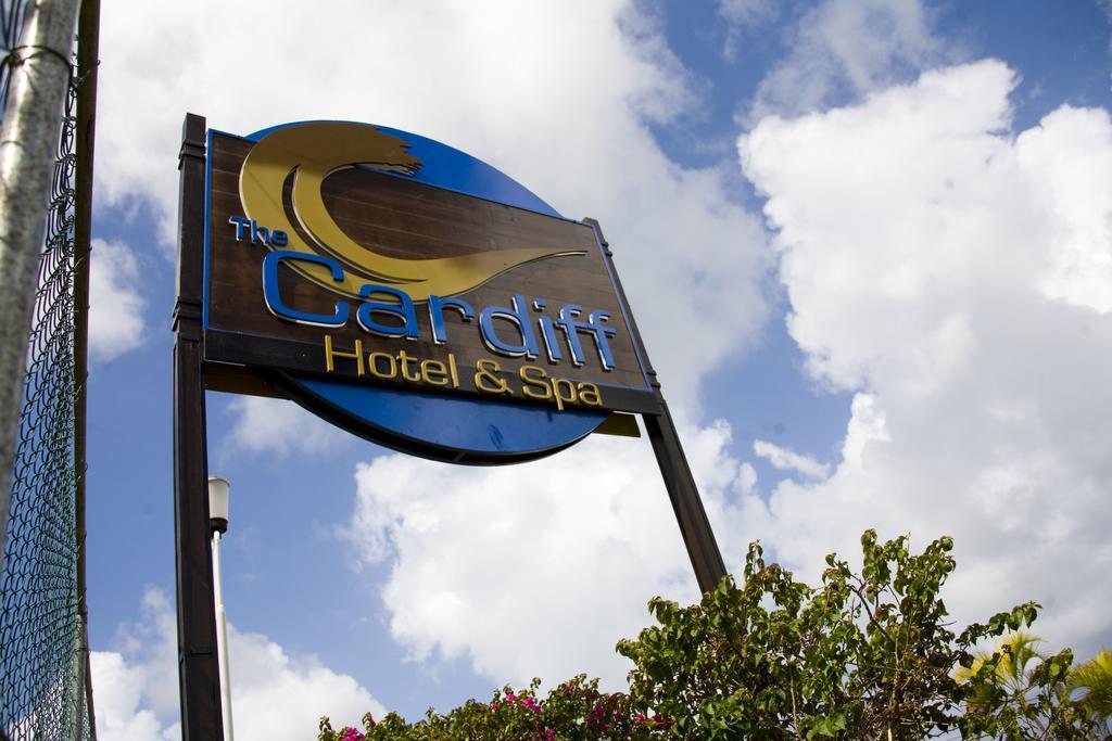 Cardiff Hotel And Spa Runaway Bay Exterior photo