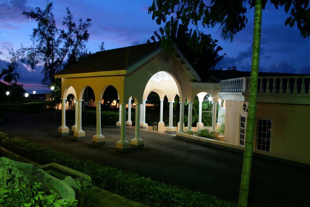 Cardiff Hotel And Spa Runaway Bay Exterior photo